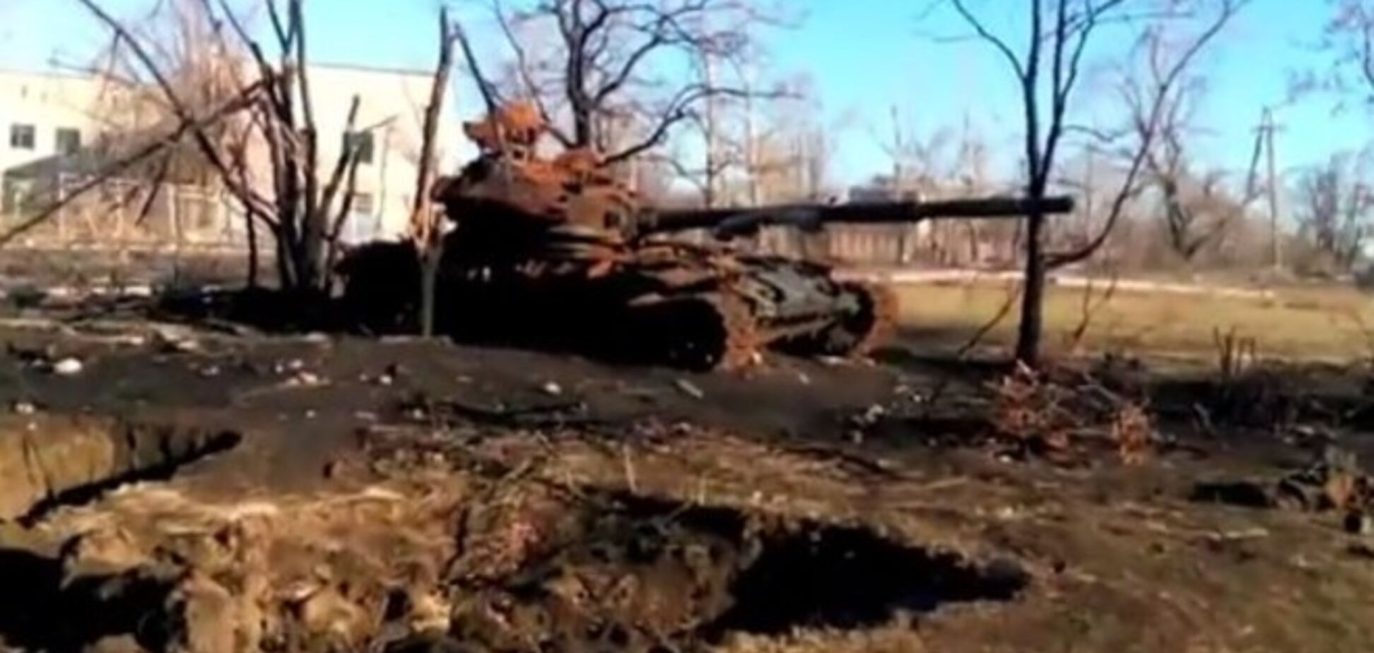 Бойовики зняли на відео свою розбиту техніку: танки і БТРи ховалися біля житлових будинків