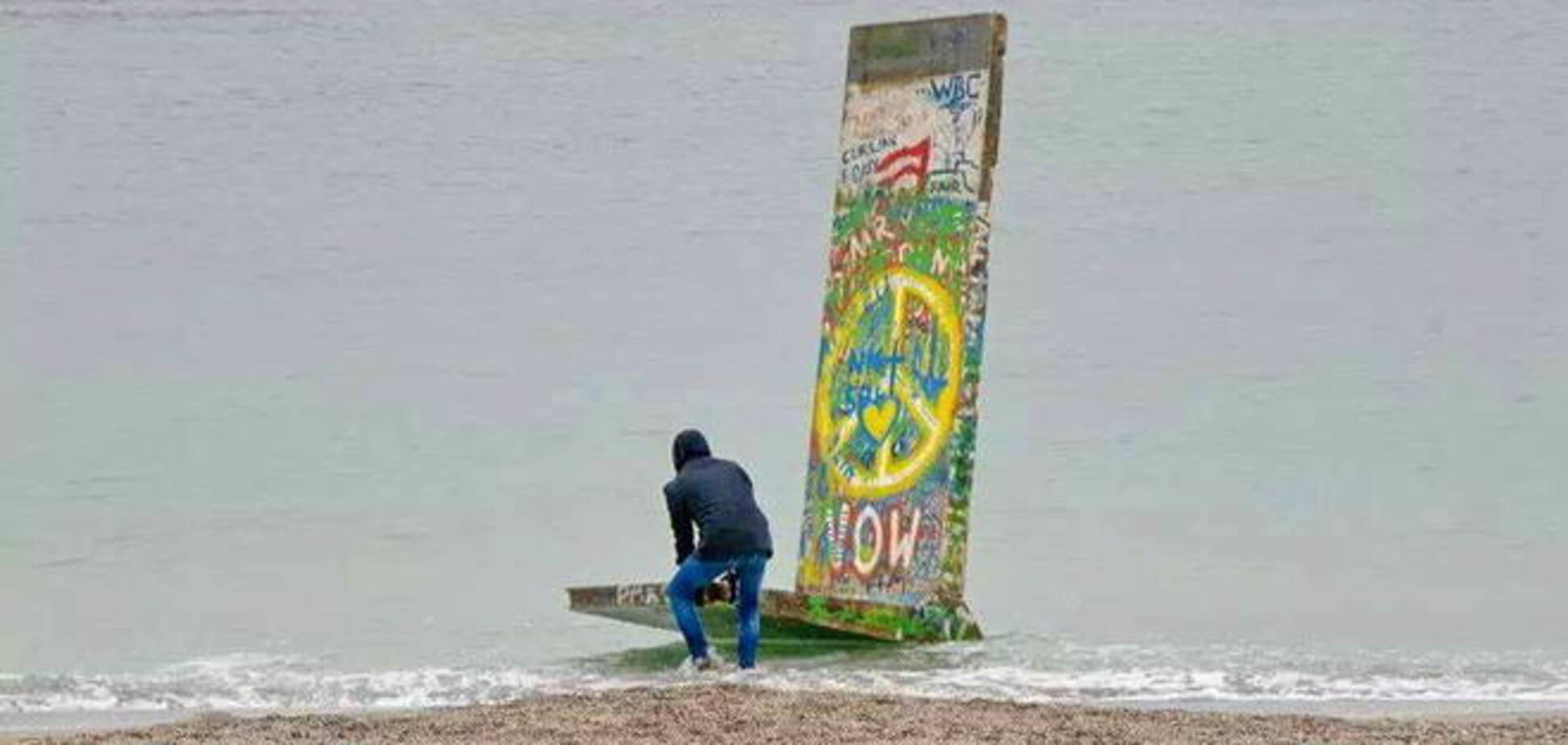 Из Одессы в Крым вплавь отправили 'кусок' Берлинской стены: фото инсталляции