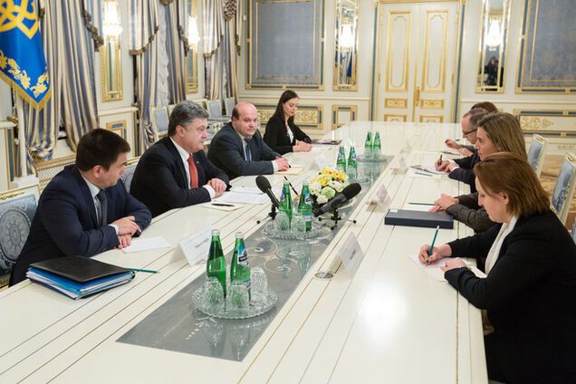 Порошенко пообещал разрешить конфликт на Донбассе исключительно мирным путем