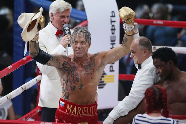 Бомж, которого побил Микки Рурк, признался в 'договорняке'