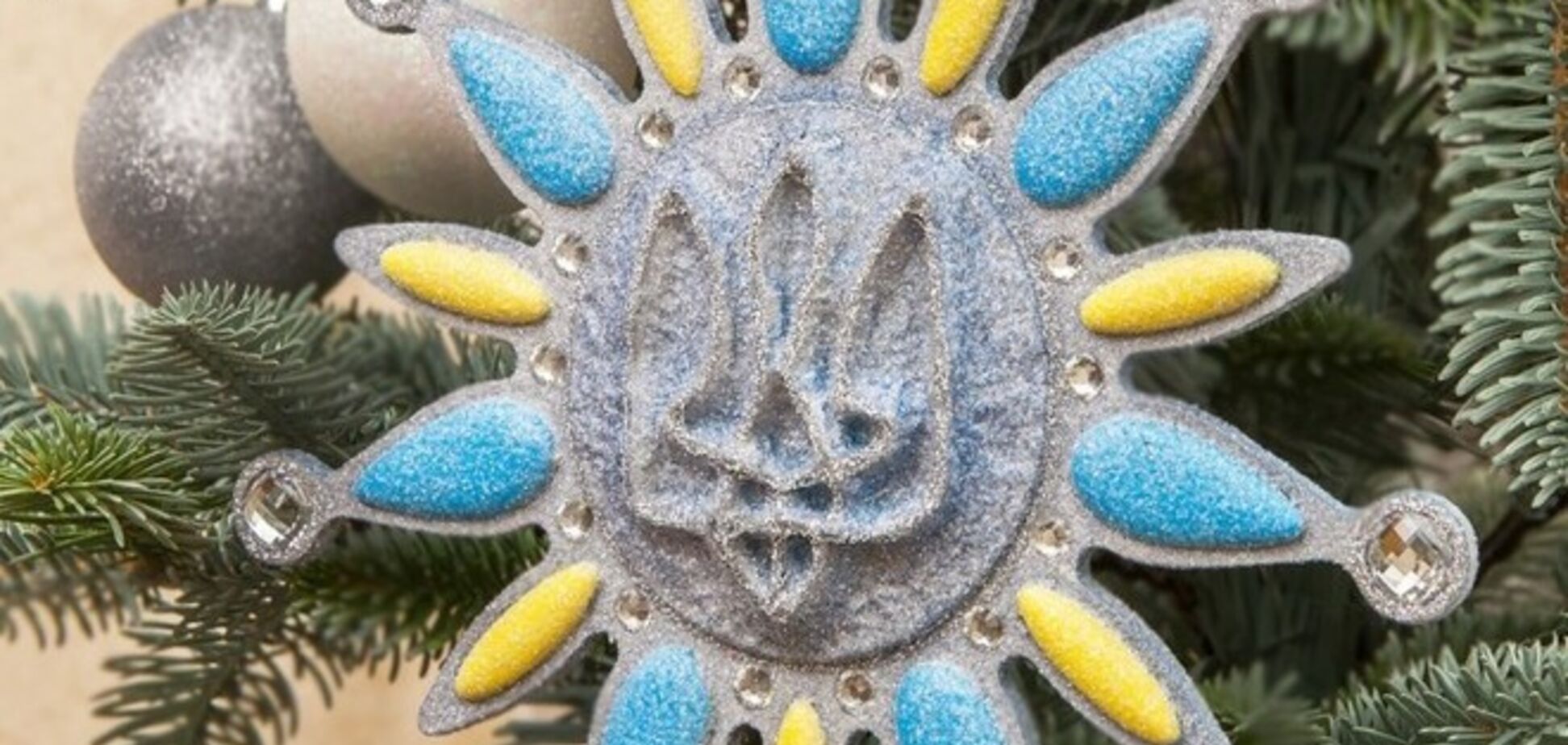 В Киеве продают новогодние украшения с гербом Украины