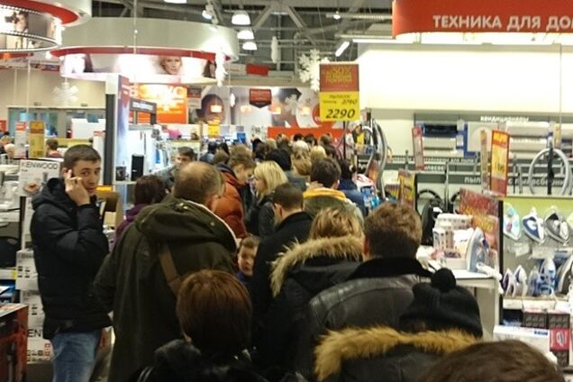 Россияне спешат избавиться от рублей: всю ночь скупали технику и продукты. Фоторепортаж