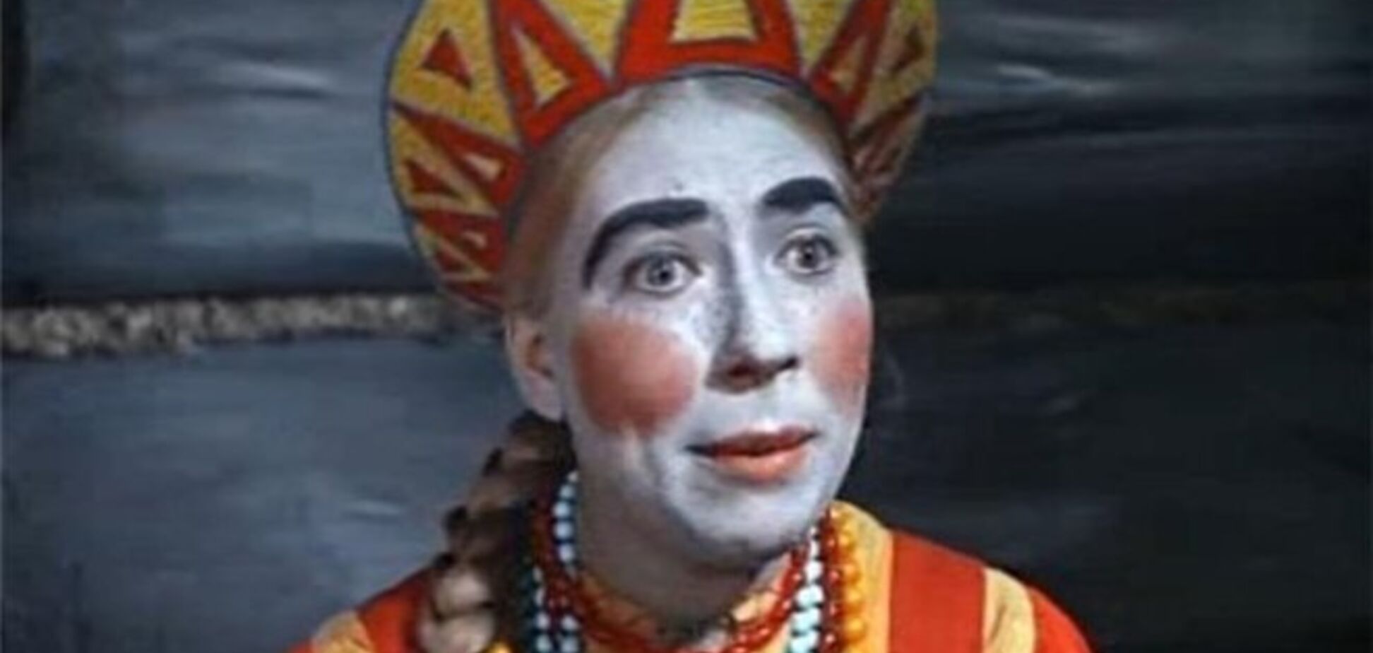 Сенатор запропонував росіянкам фарбувати губи буряком і носити білизну московської фабрики