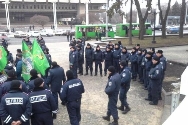В Харькове милиция задержала людей с георгиевскими лентами за попытку провести запрещенный митинг