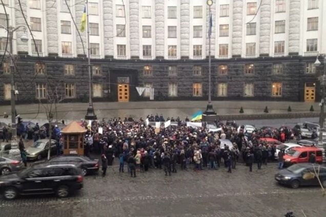 Транспортники под Кабмином на 10 минут перекрыли Грушевского