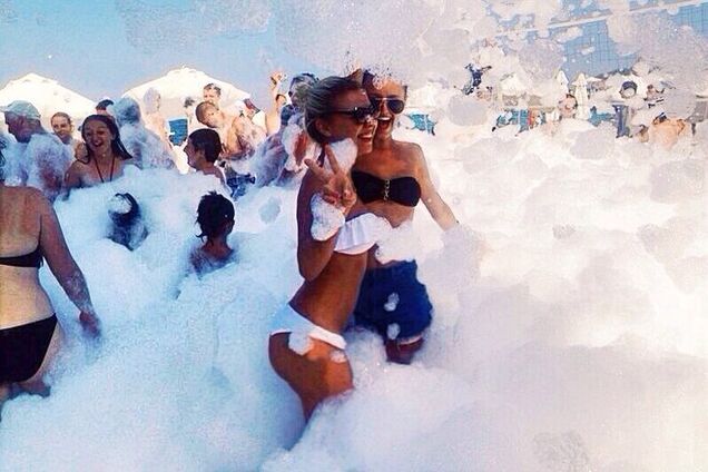 Дочь мэра Тернополя показала фигуру в бикини на пенной вечеринке