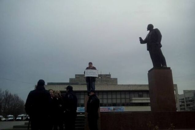 Кримчанин не побоявся вийти з одиночним пікетом на центральну площу окупованого Сімферополя: фотофакт