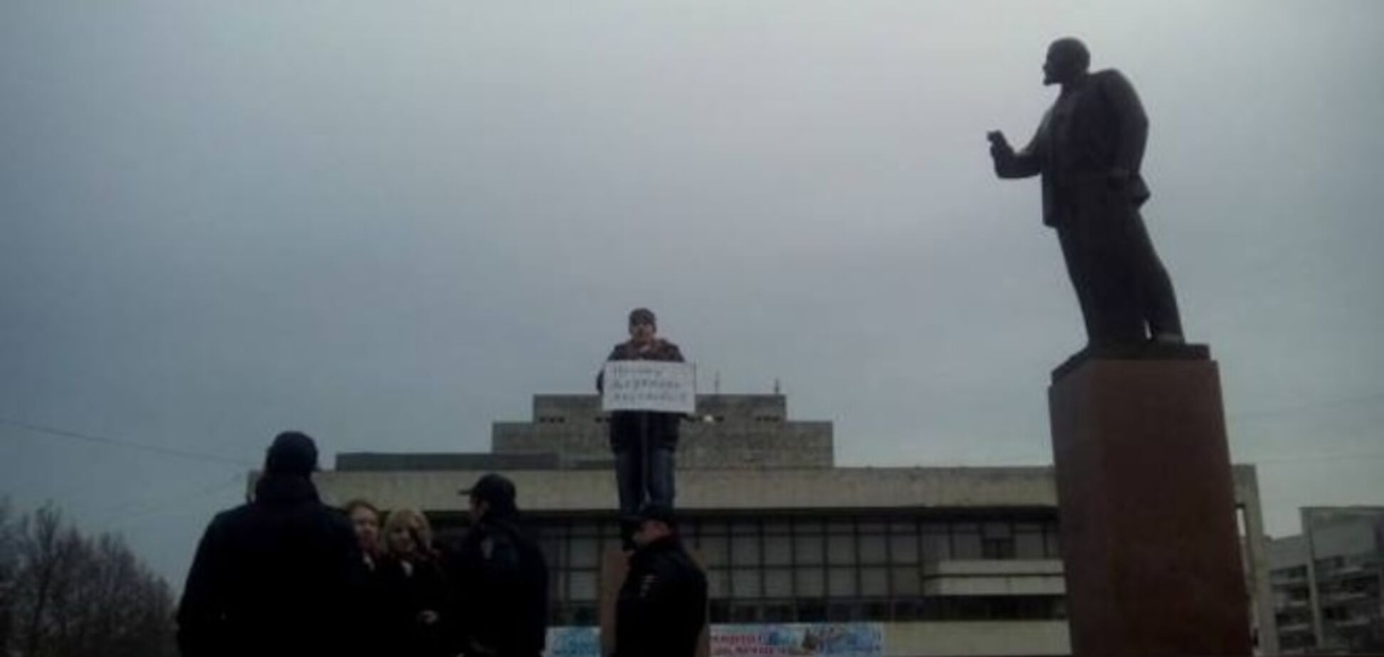 Крымчанин не побоялся выйти с одиночным пикетом на центральную площадь оккупированного Симферополя: фотофакт