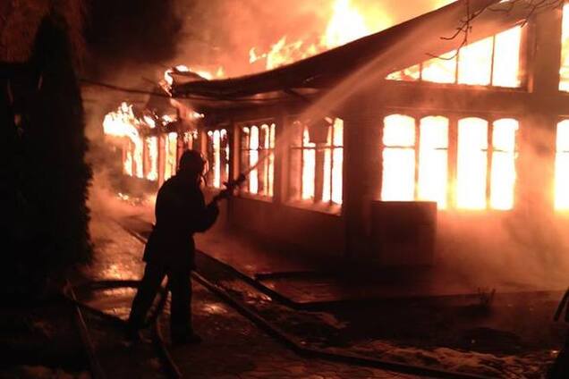 У Києві згорів ресторан: невідомі напали на охоронця і влаштували підпал