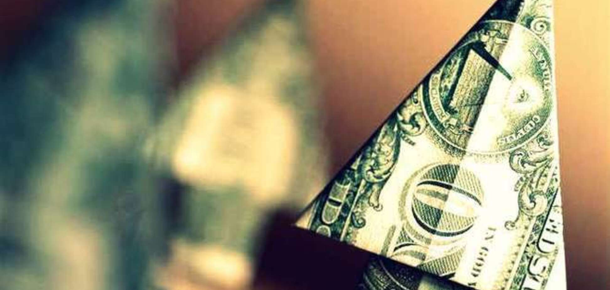 Обвал гривни продолжается. Доллар на межбанке подорожал на 27 копеек