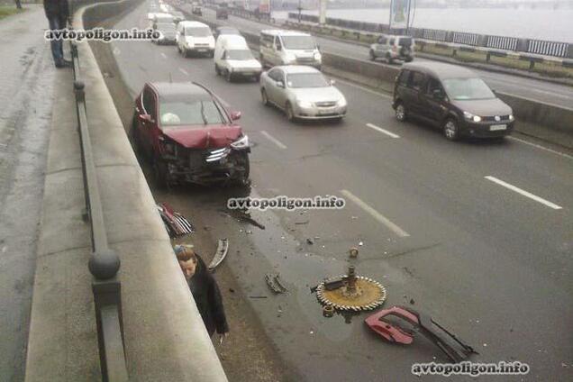 В Киеве иномарка врезалась в трактор: опубликованы фото