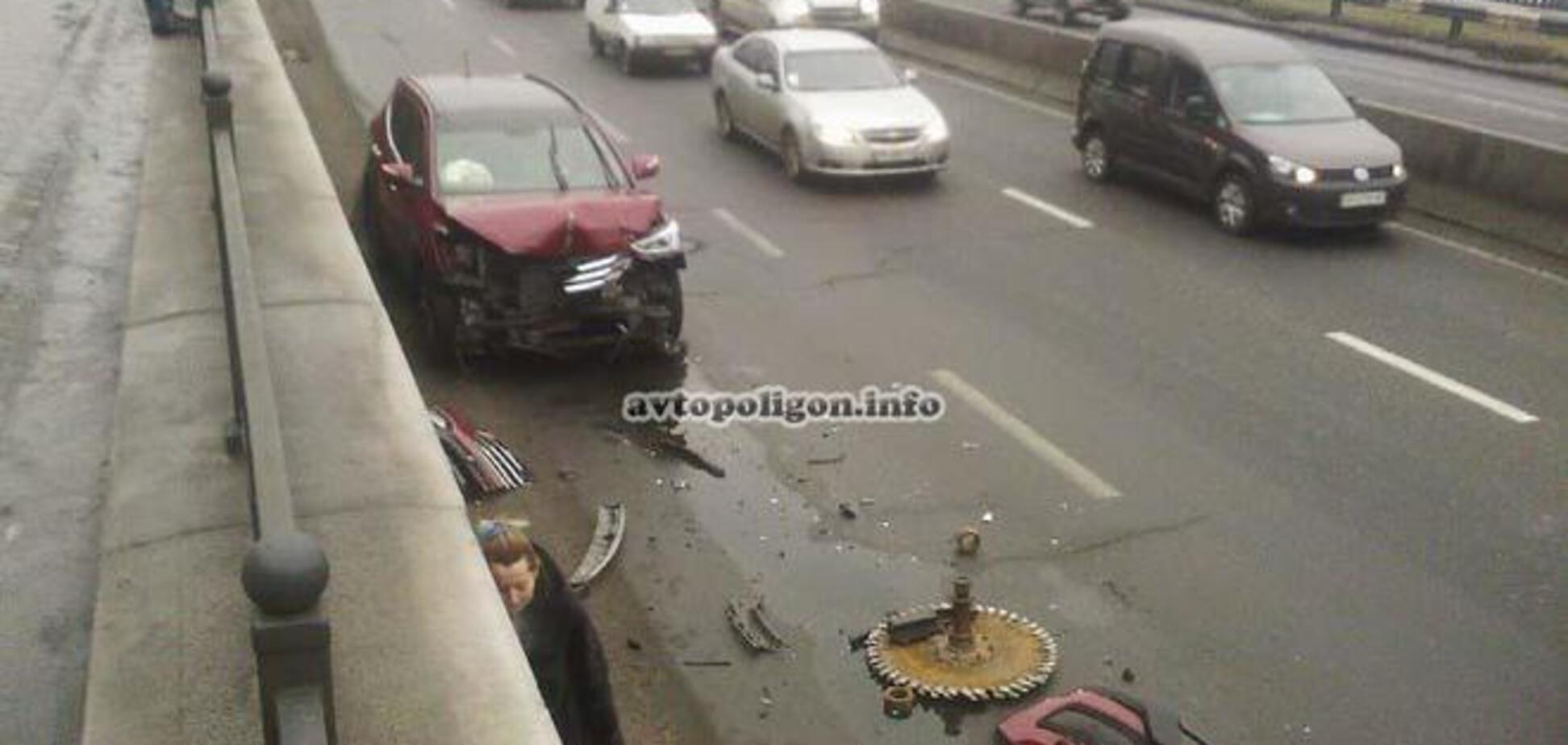 В Киеве иномарка врезалась в трактор: опубликованы фото