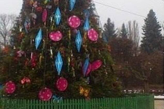 В Киеве украсили еще одну районную елку: опубликованы фото