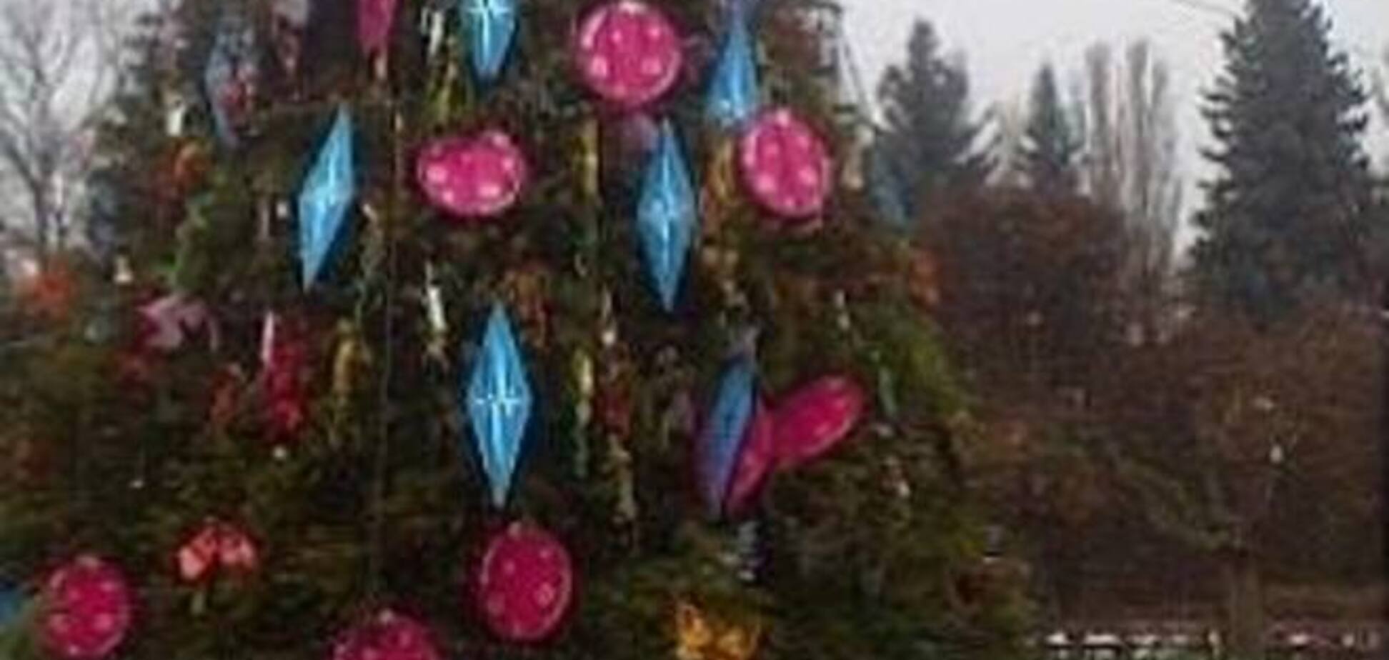 В Киеве украсили еще одну районную елку: опубликованы фото