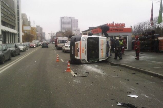 В Киеве иномарка врезалась в скорую: автомобиль перевернулся