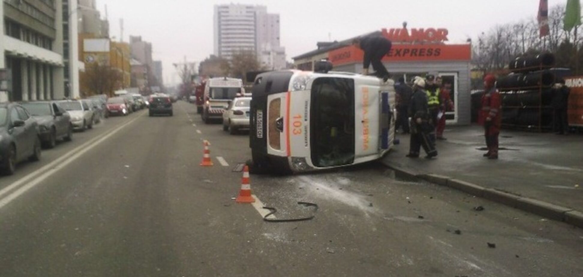 У Києві іномарка врізалася в швидку: автомобіль перекинувся