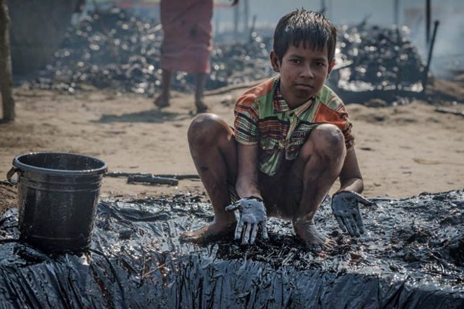 В Бангладеш почти 100 тыс. галлонов нефтепродуктов вылилось в реку: местные дети собирают мазут голыми руками