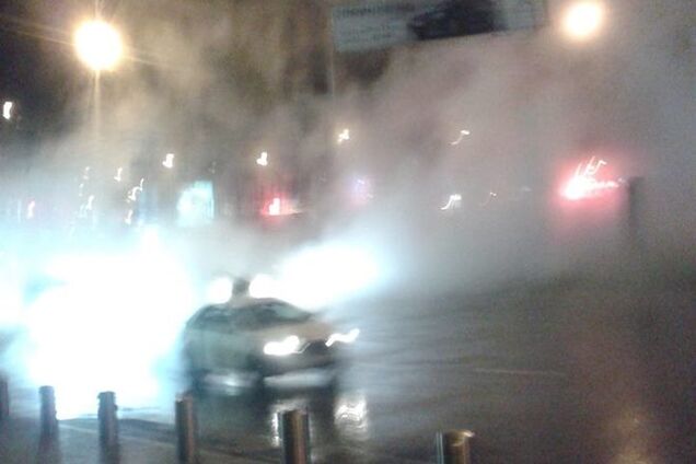 Дорогу в центре Киева ночью залило кипятком и накрыло густым паром: фотофакт