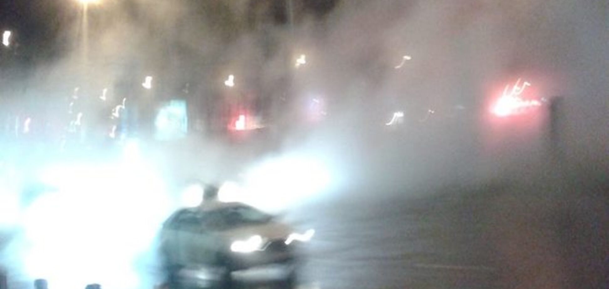 Дорогу в центрі Києва вночі накрило густим паром: фотофакт
