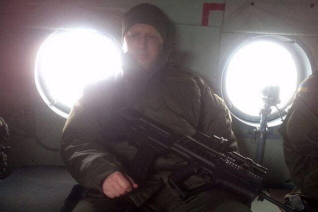 Турчинов 'примерил' автомат: опубликованы фото и видео