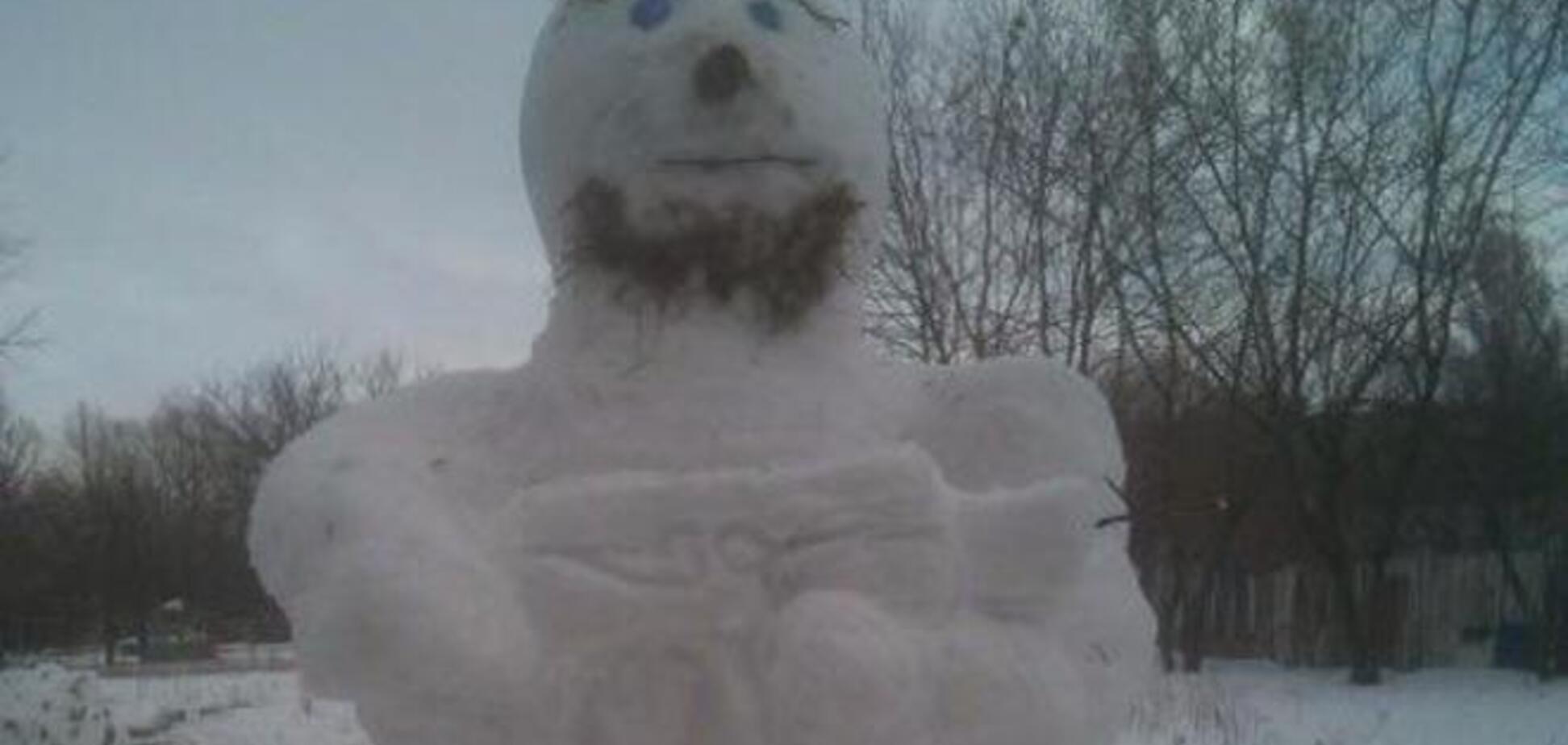 В Донецке появился бородатый снеговик-террорист со снежным автоматом: фотофакт