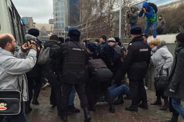 Московська поліція спакувала близько 20 мовчазних протестувальників перед початком прес-конференції Путіна