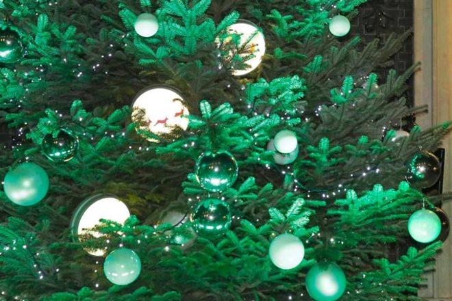 Сотни влюбленных зажгли рождественские огни Лондона поцелуями: удивительные фото