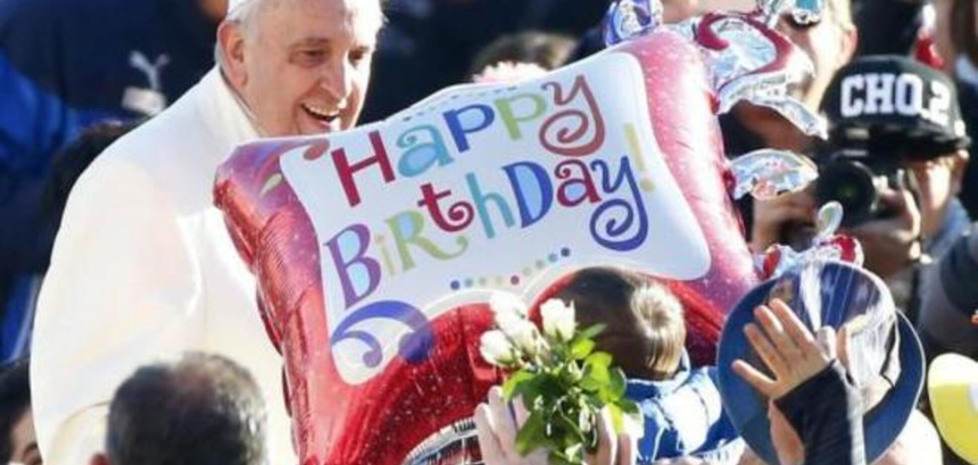 Папу Римского поздравили с Днем рождения массовым танго и тортом со свечками