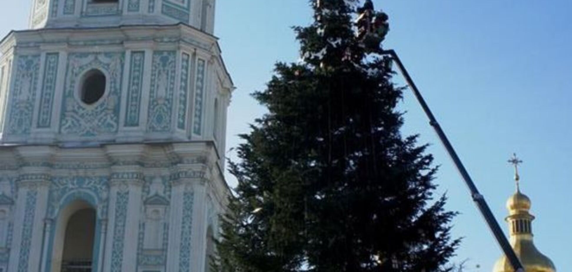 В Киеве откроют десять районных новогодних елок