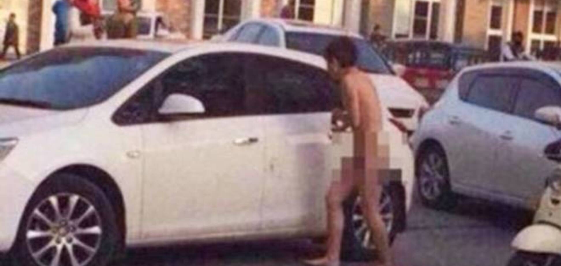 Жительница Гонконга оставила изменившего ей мужа голым на парковке