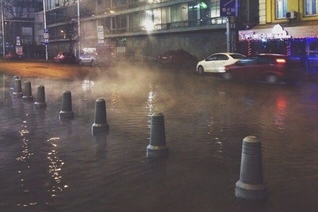 В центре Киева автомобиль провалился в яму с кипятком