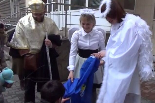 Во Львове 'ангелы' сожгли флаг Партии регионов: опубликовано видео