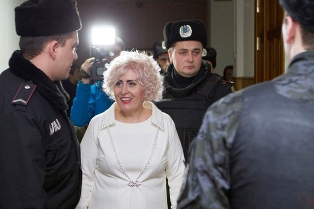 Штепа в СИЗО меняет наряды несколько раз в день: туфли с золотыми пряжками и гламурные костюмы