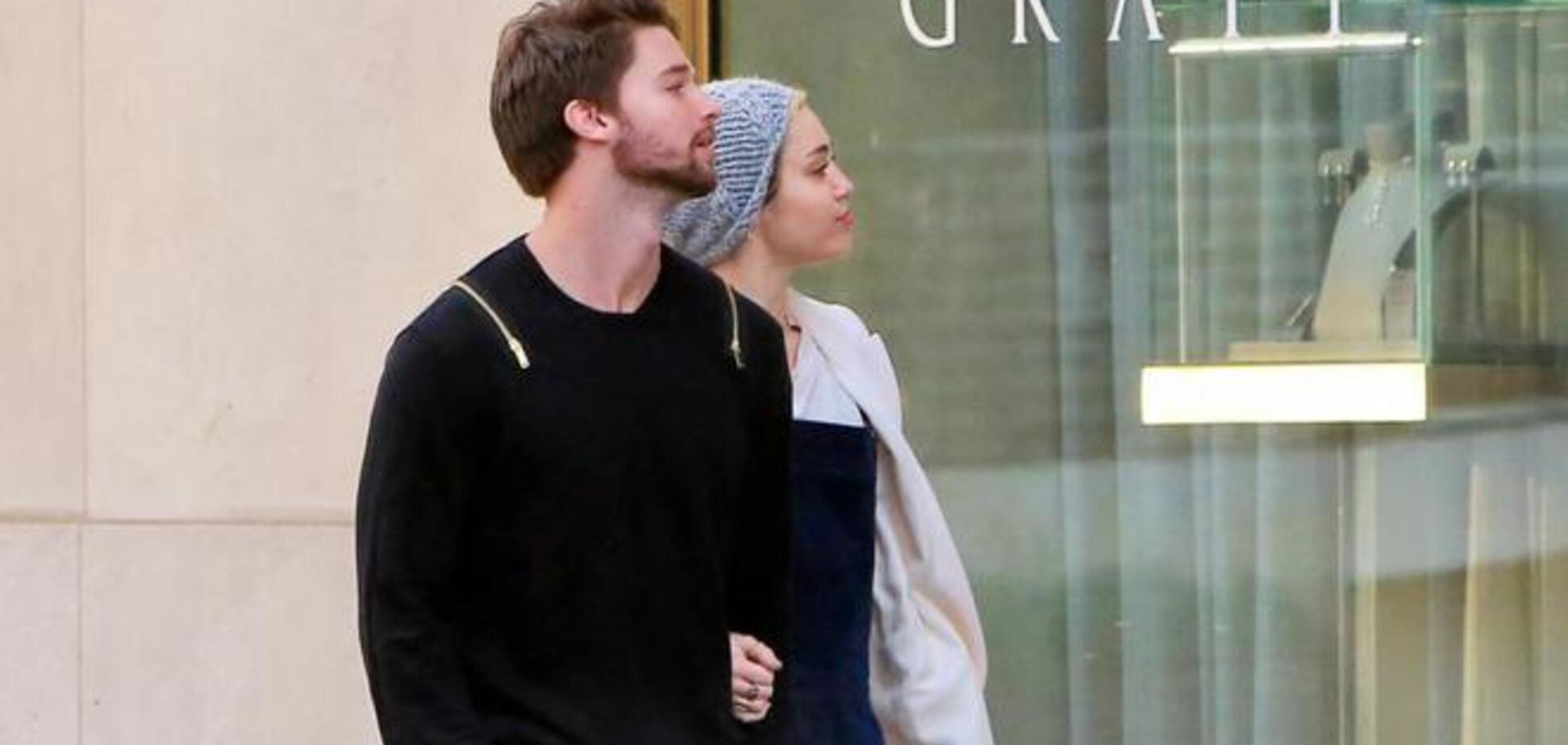 Майли Сайрус на прогулке с сыном Шварценеггера засматривается на свадебные платья