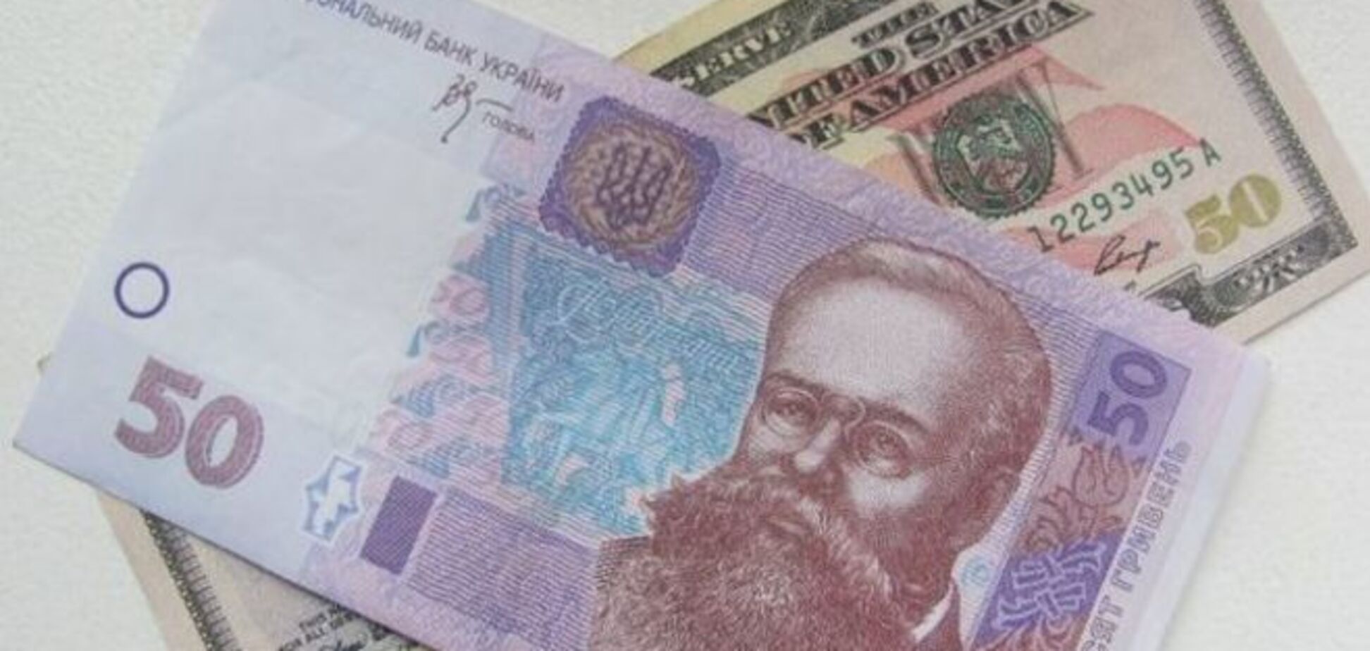 Украинцы массово бросились сдавать доллар