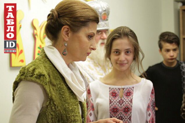 Жена и дети Порошенко вышили обереги для украинских военных