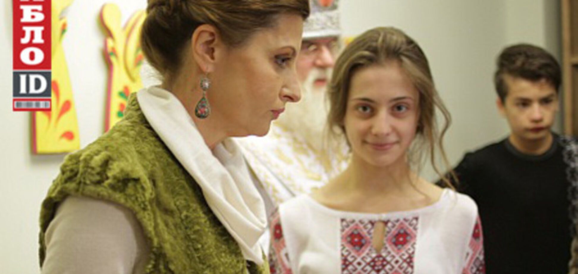 Жена и дети Порошенко вышили обереги для украинских военных