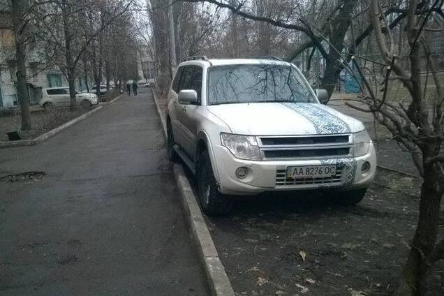 В сети показали, как экс-министр Швайка паркует свое авто прямо на газоне