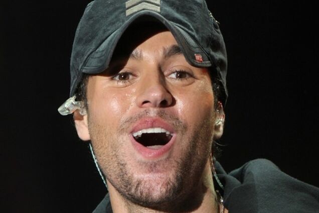 Во время концерта Энрике Иглесиаса на сцену выскочил полуголый фанат