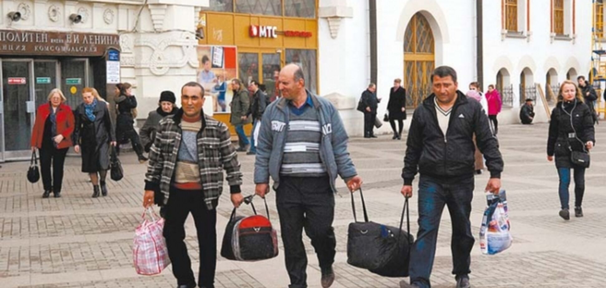 Трудовые мигранты начали массово уезжать из России из-за обвала рубля