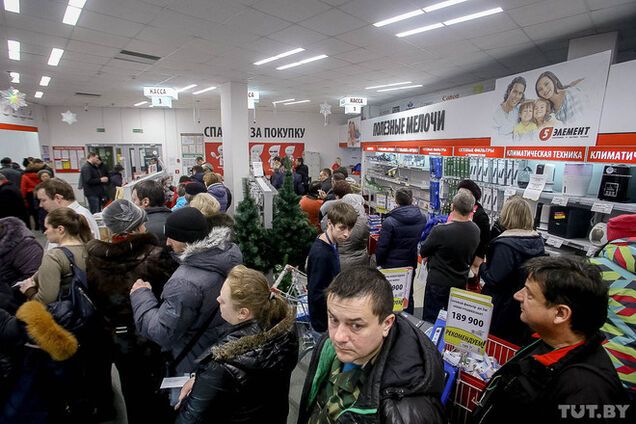 Беларусь 'заразилась' финансовым кризисом от России: фото давки в магазинах