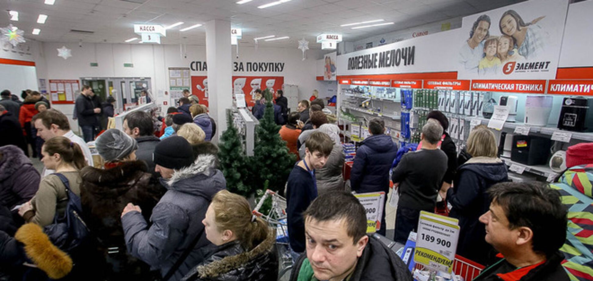 Беларусь 'заразилась' финансовым кризисом от России: фото давки в магазинах