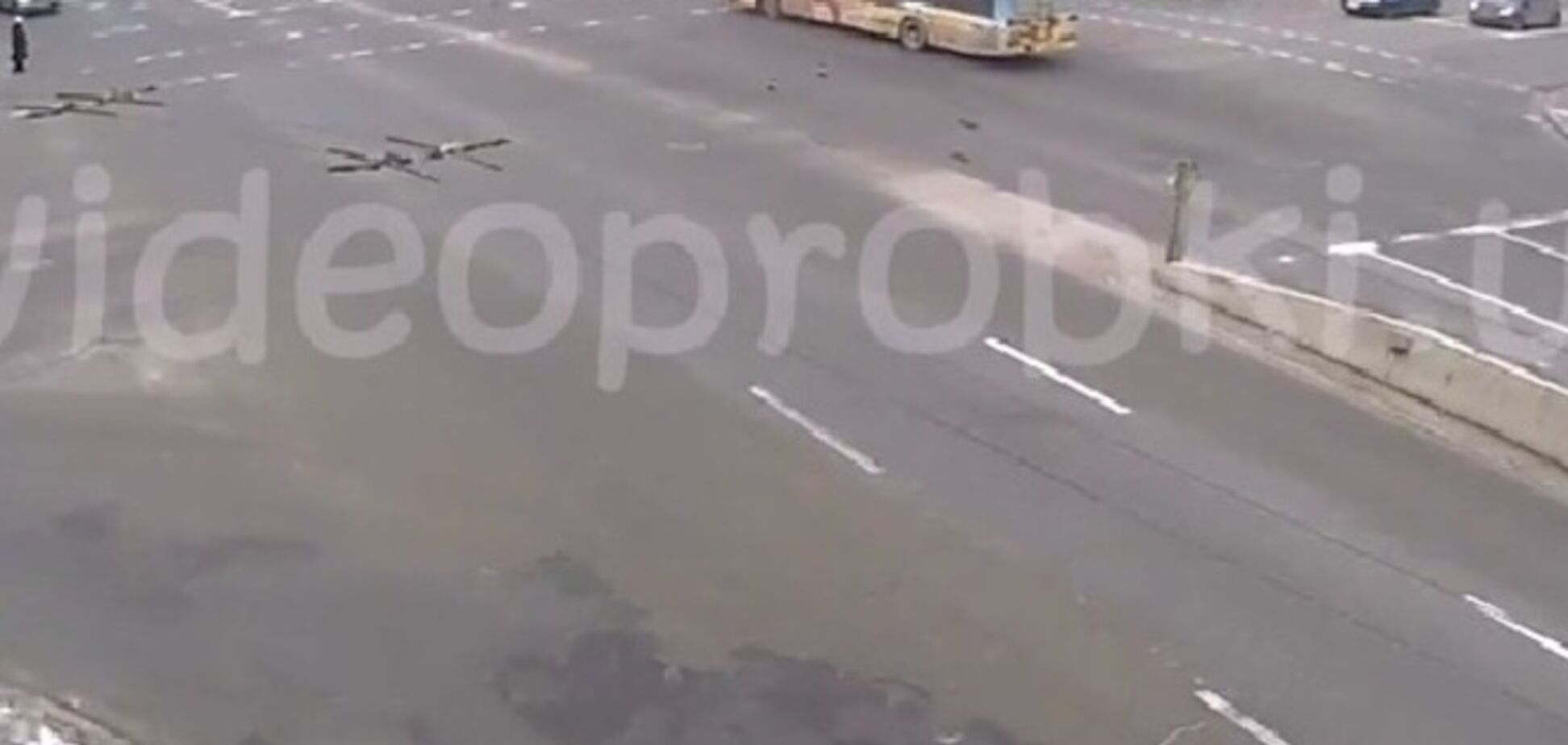В Киеве троллейбус сбил на зебре женщину: опубликовано видео