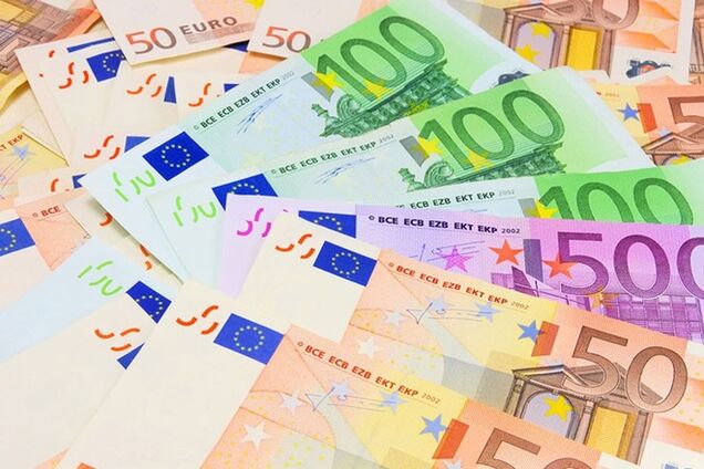 Курс евро в обменниках снизился почти на 1,5 грн, доллар остается стабильным