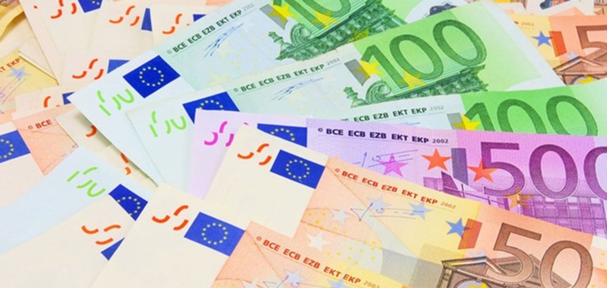 Курс евро в обменниках снизился почти на 1,5 грн, доллар остается стабильным