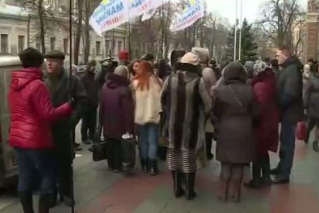 В Киеве под Нацбанком устроили митинг
