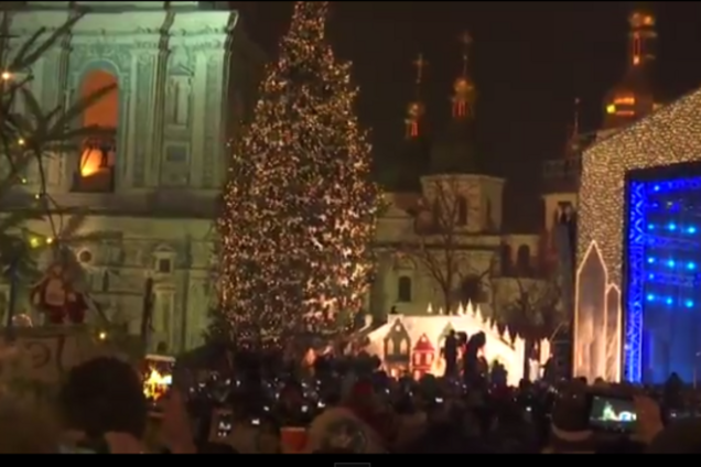 В Киеве зажгли огни на Главной елке Украины: видео торжества
