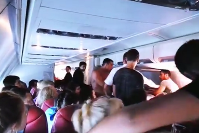 Пьяный российский турист завязал драку на высоте 10 тысяч метров: опубликовано видео