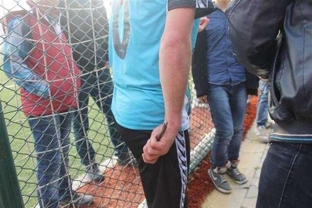 Турецький футболіст поривався на поле з ножем після видалення: відео