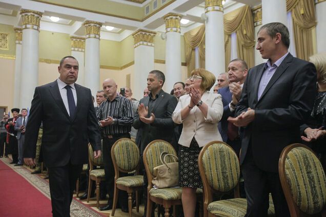 Главарям 'ЛНР' выдали зарплату в долларах, медикам вместо денег выдают стакан риса - СМИ